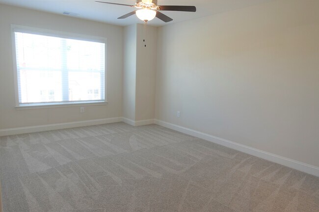 Building Photo - 128 Creekland Wy