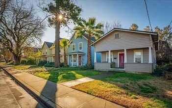 Building Photo - **Reserve NOW for Summer 2026** - 2 Bed, 1 Bath HOUSE with BONUS ROOM/Office