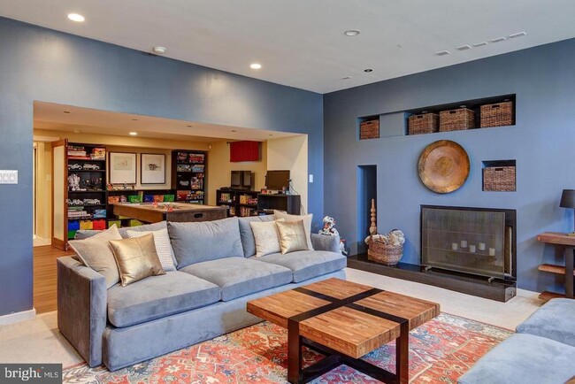 Building Photo - 1127 Winding Dr
