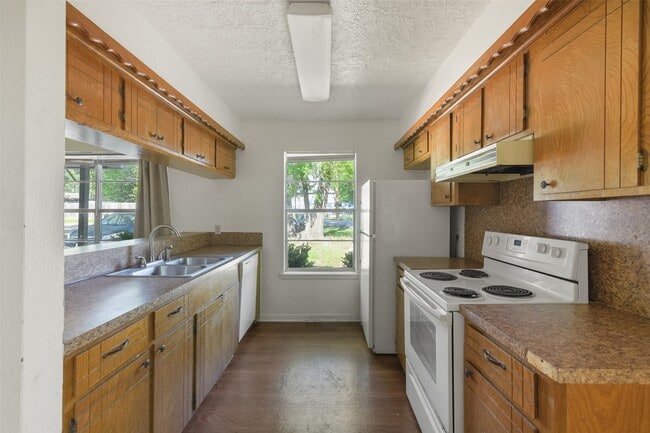 Building Photo - 217 Lazy Ln