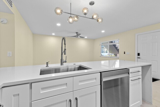 Building Photo - 969 Normandy U