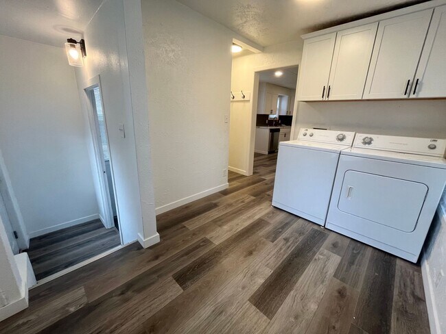 Building Photo - 4 Bed/1.5 Bath Rental Home in Central Sioux Falls!