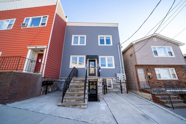 Building Photo - 201 Zabriskie St