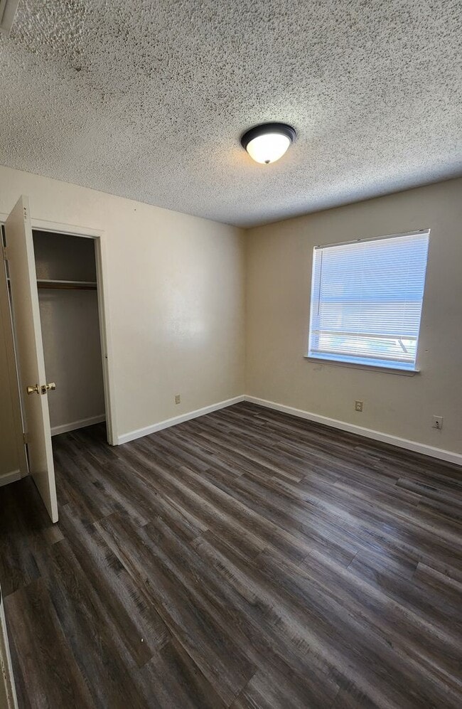 Building Photo - 2303 Daisy Dr
