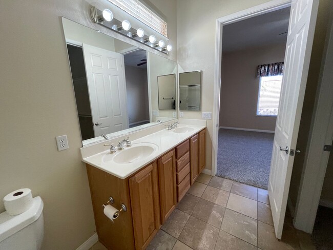 Building Photo - Apple Valley-Del Web Home, 2 Bedrooms,2 Ba...