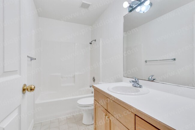 Building Photo - 975 S 250 W St