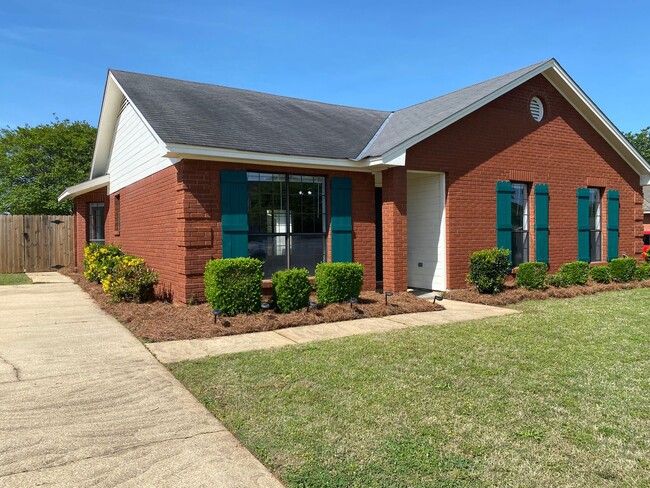 Building Photo - Charming 3-Bedroom Brick Home with Modern ...