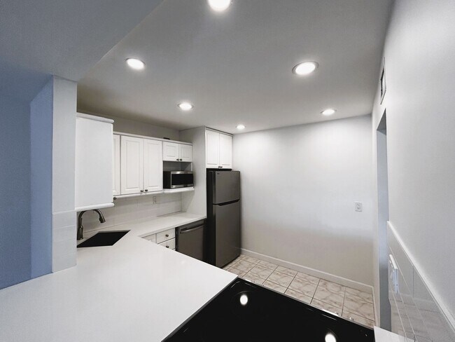 Building Photo - Large Updated 1 Bedroom 1.5 Bath Condo - Steps from Fort Lauderdale Beach!