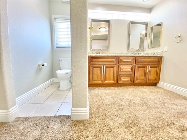 Building Photo - BEAUITFUL GATED PROPERTY 6 BEDROOMS/3 FULL...