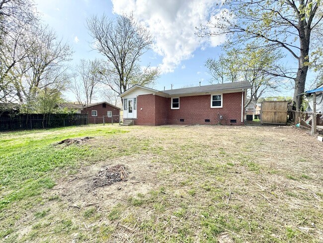 Building Photo - Charming 2BR with Refinished Hardwoods