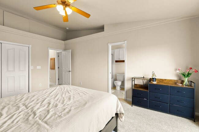 Building Photo - Westside Condo with Mountain Views, Upgrad...