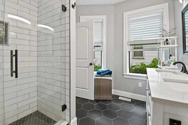 Building Photo - Renovated Apartment in Medford