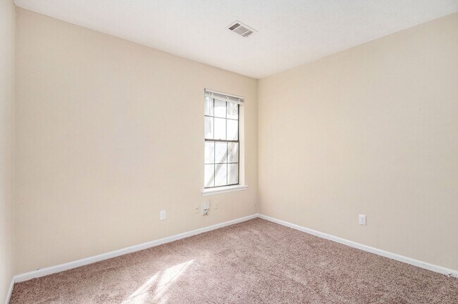 Building Photo - 4 Bedroom 2.5 Bath Home