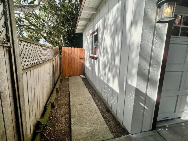 Building Photo - Single Family Home in Pacific Grove Neighb...