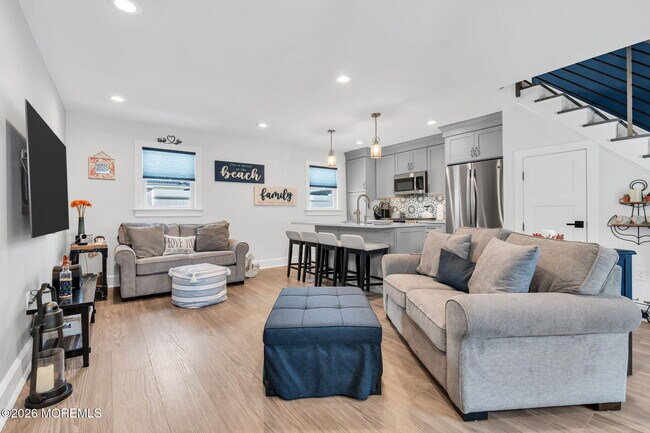 Building Photo - 502 12th Ave