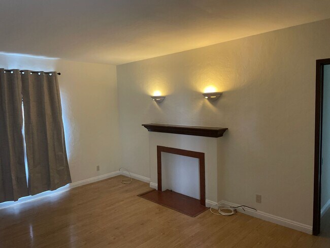 Building Photo - APT PRIMROSE