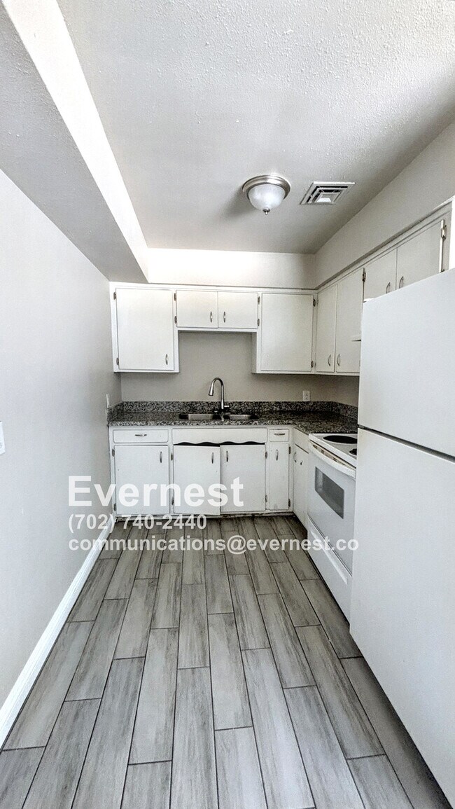 Building Photo - 718 W Wilson Ave