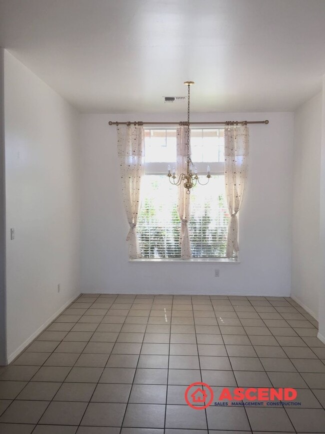 Building Photo - Phenomenal Home Located Off Brimhall and Renfro!