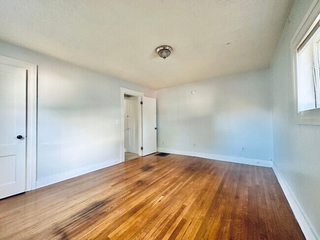 Building Photo - 179 Bradley St