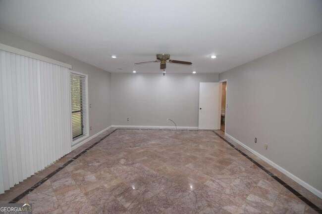 Building Photo - 3765 Cochran Lake Rd