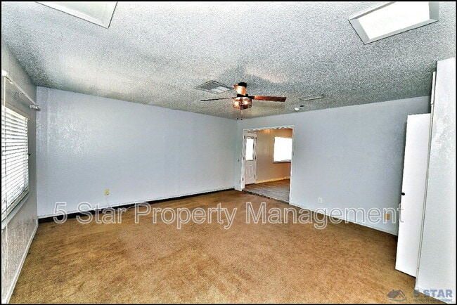 Building Photo - 10117 Mercedes St