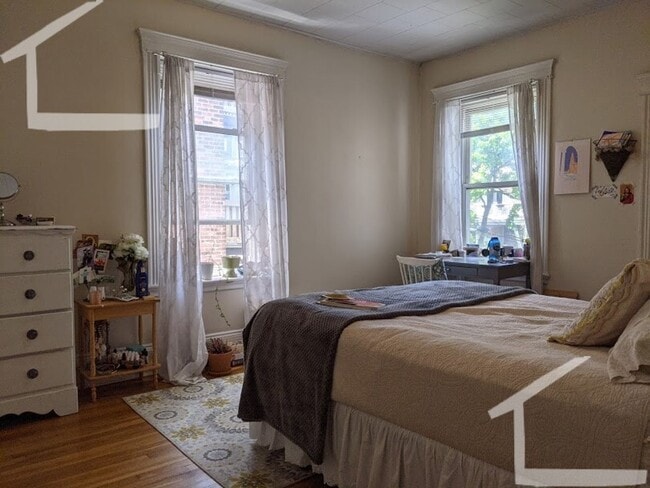 Building Photo - No Brokers Fee,3 Bedrooms unit on Coolidge Corner, Laundry on a Site, Heat, Hot Water Included