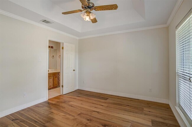 Building Photo - 410 Rolling Green Dr