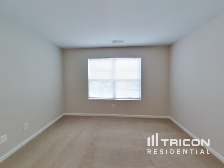 Building Photo - 1430 Sandra Dr
