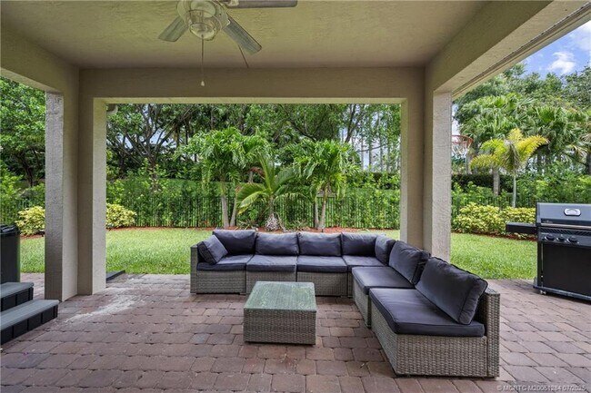 Building Photo - 1813 NW Cataluna Cir
