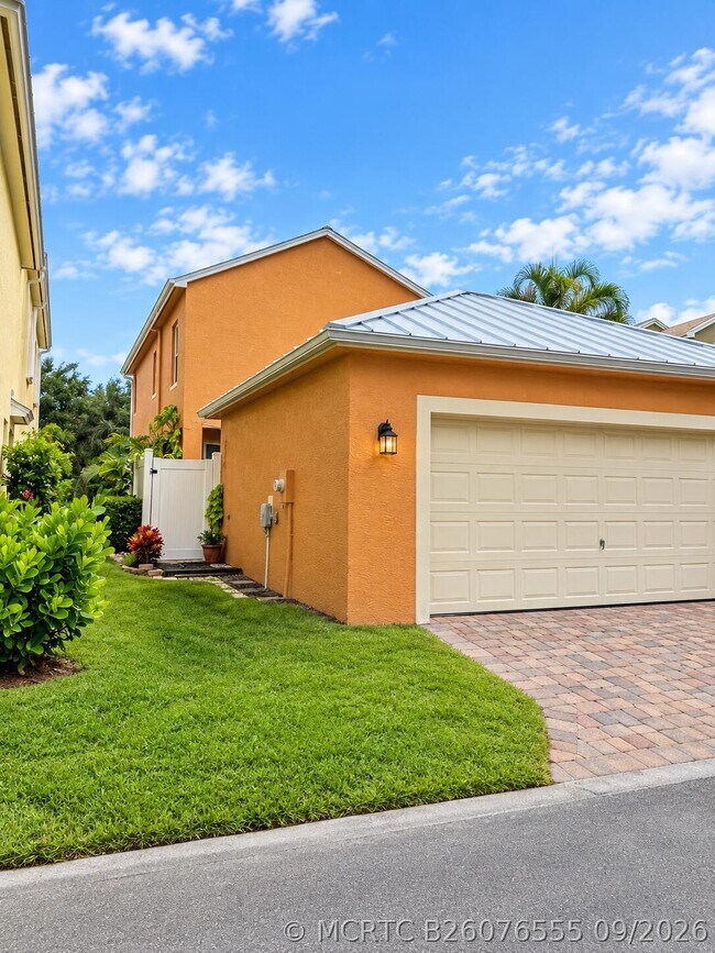 Building Photo - 2543 SE Ruskin Dr
