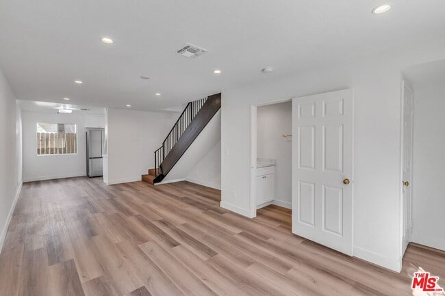 Building Photo - 6616 Sylmar Ave