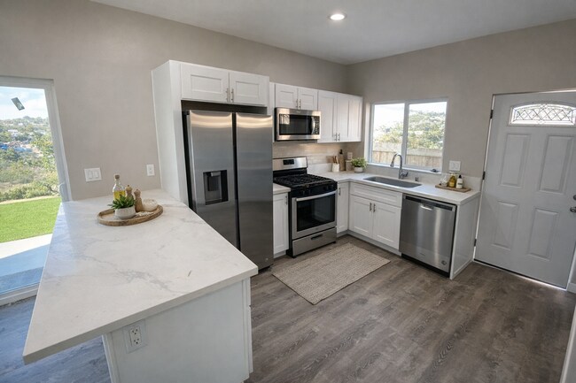 Building Photo - 4 BD 2 BR Unit, Tipton St