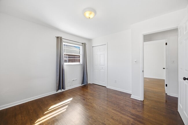 Building Photo - 2147 Palms Dr