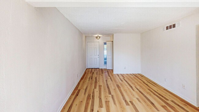 Building Photo - Central Austin One Bedroom Gem – Walk to Central Market!