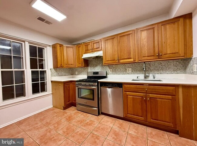 Building Photo - 9531 Burdett Rd