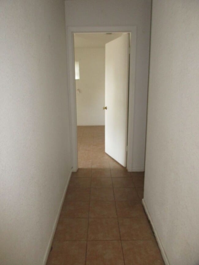 Building Photo - 2/1 Home Close to Key Avenue