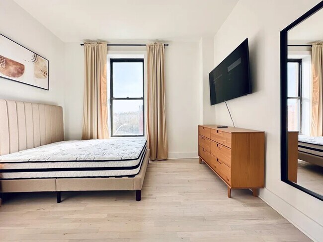 Building Photo - Furnished room/NOT APARTMENT