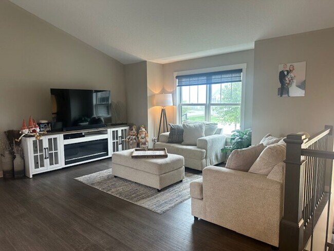 Building Photo - 5 bedrooms 3 bathrooms and a 3-car garage