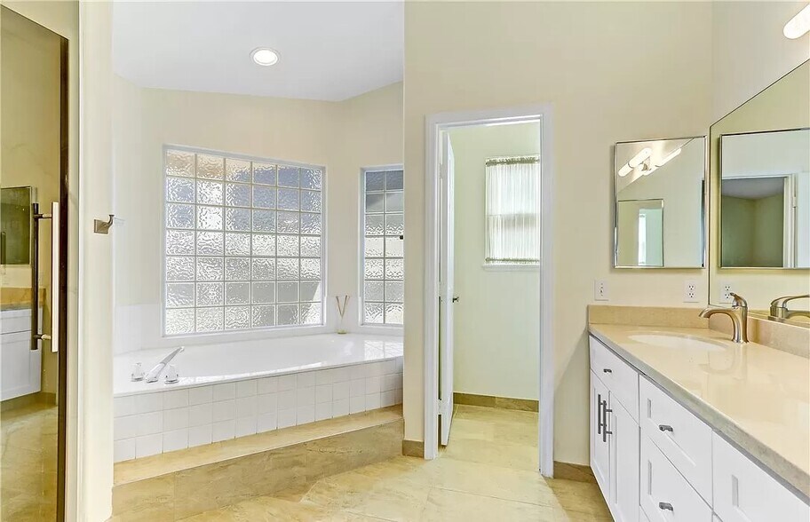 Building Photo - 8217 Gillette St