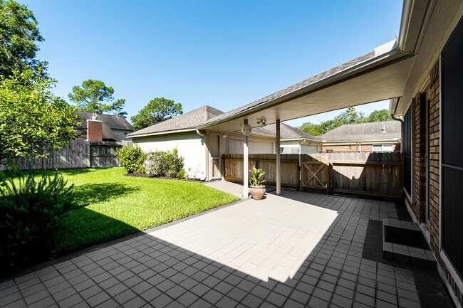 Building Photo - 15406 Greenleaf Ln