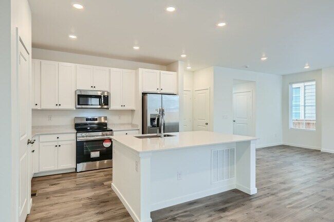 Building Photo - 637 Thistle Pl