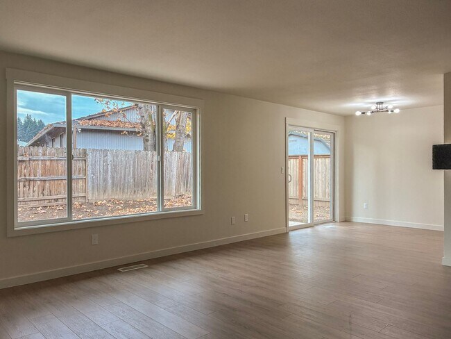 Building Photo - 3 Bedroom 2 Bath in Scappoose- Do Not Miss...