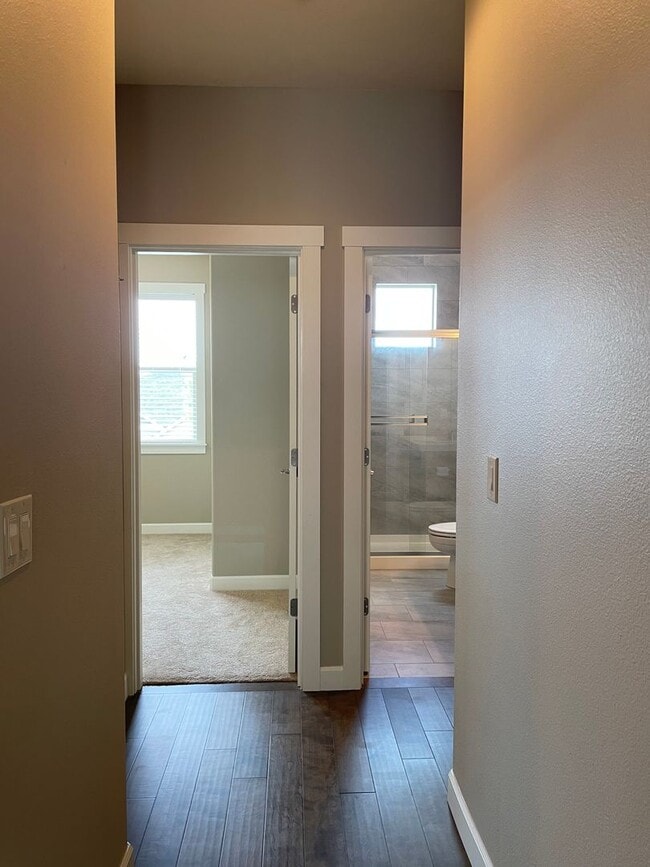 Building Photo - LUXURY 4 Bed Camas Townhome! Gated Communi...