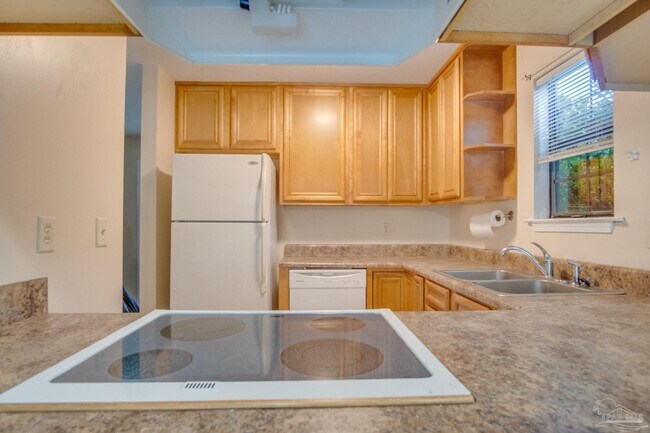 Building Photo - 8111 Stonebrook Dr