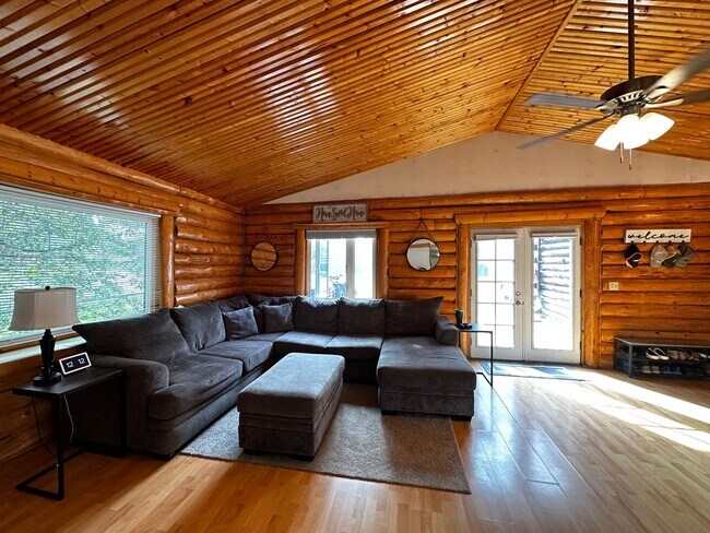 Building Photo - 3 Bed/2 Bath/2 Car Garage/Dogs Allowed