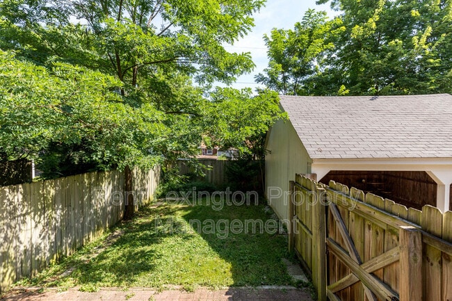 Building Photo - 123 Barberry Ln