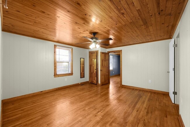 Building Photo - Family Friendly 2-bedroom Home