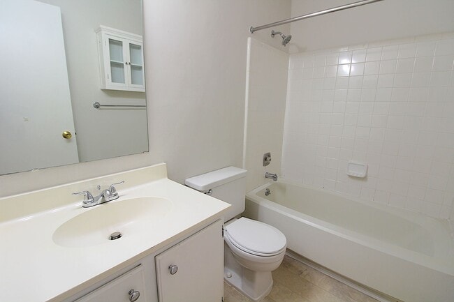 Building Photo - 2 Bedroom Condo in South Park!