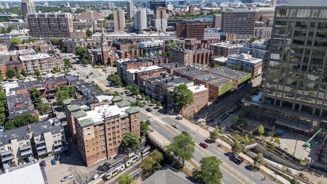Building Photo - 451 Park Dr