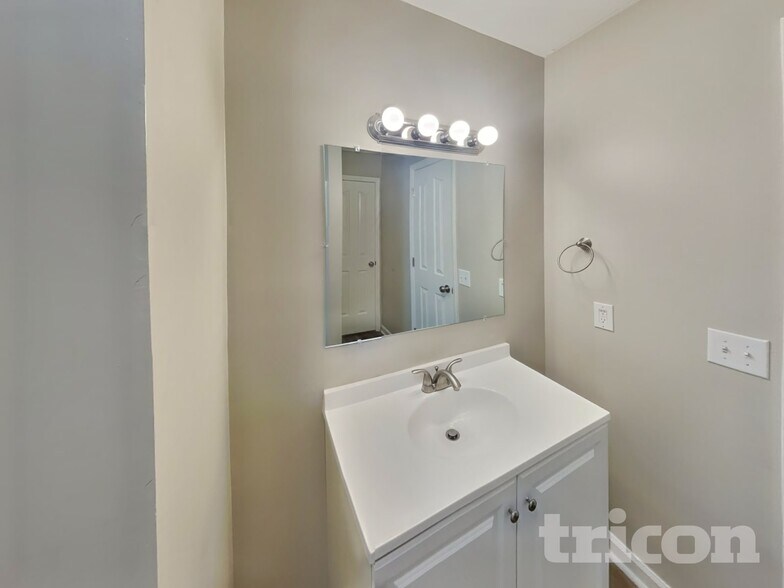 Building Photo - 1918 Cross Creek Dr